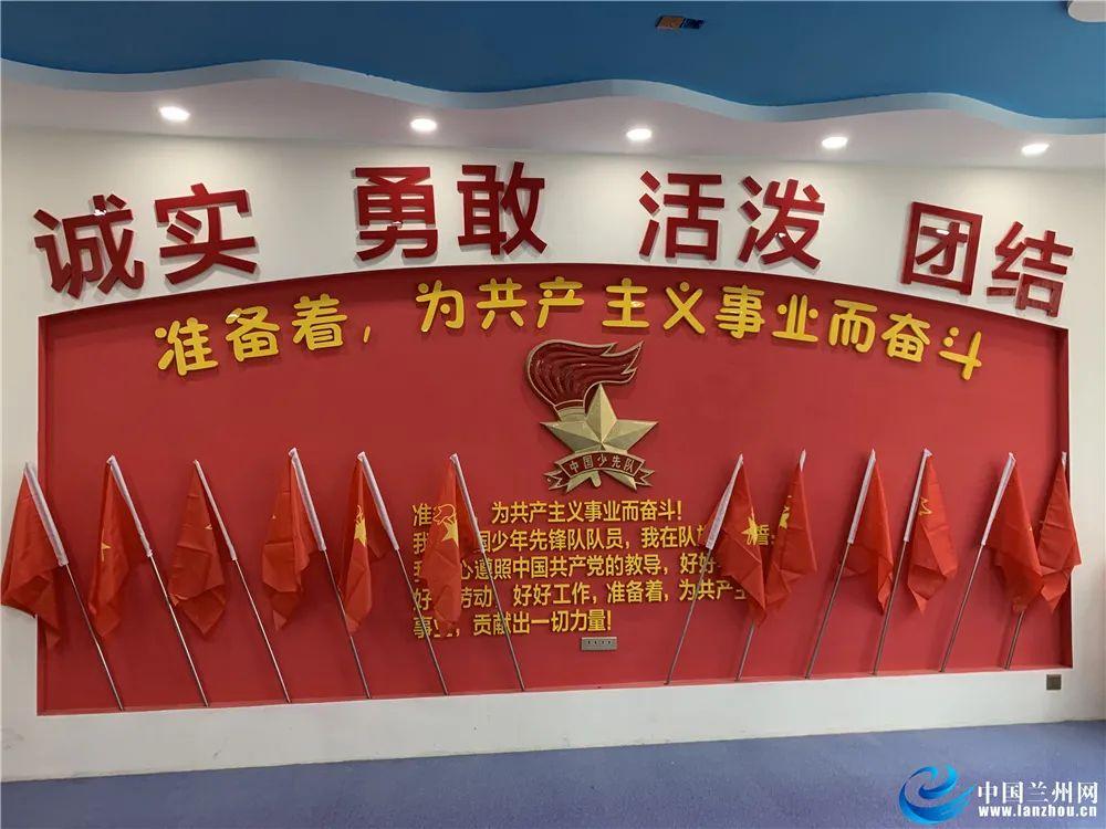 私家车行驶途中撞毁路边围墙,致院内停放车辆受损