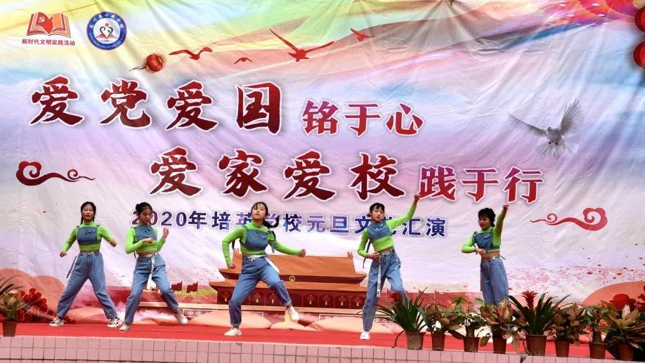 祝你前程似锦，也是后会无期。我一个女性朋友给我发了这个，然后就把我拉黑了，什么意思啊？游戏画面